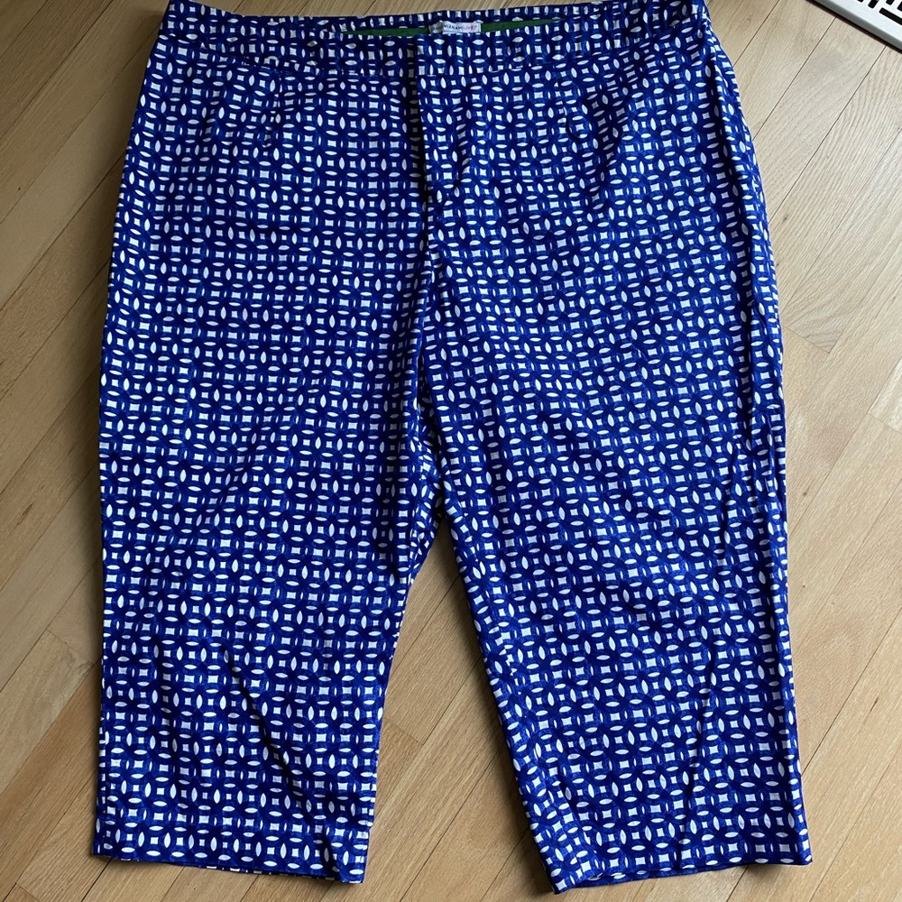 Isaac Mizrahi Live Blue Geometric Patterned Capris. Size 24W